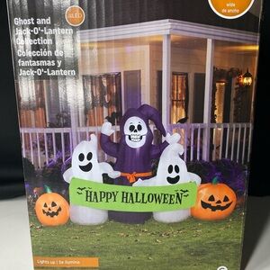 7.5' Gemmy Airblown Halloween Ghost and Pumpkin Scene w/Banner Yard Decoration